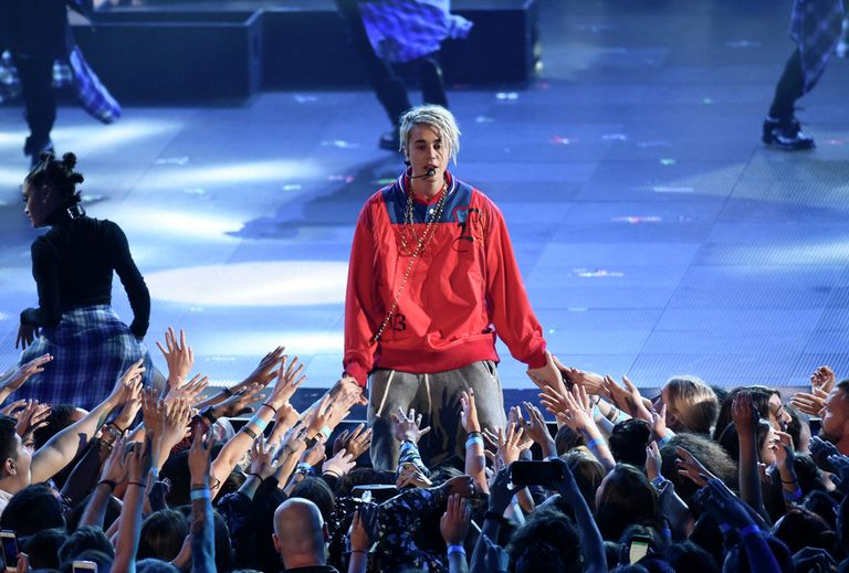 Джастин Бибер выступает на церемонии вручения премии iHeartRadio Music Awards в Инглвуде Джастин Бибер выступает на церемонии вручения премии iHeartRadio Music Awards в Инглвуде