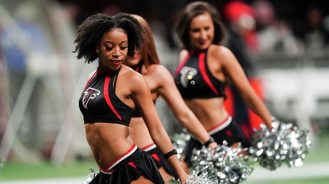 Девушки из группы поддержки Atlanta Falcons выступают во время матча НФЛ против New Orleans Saints