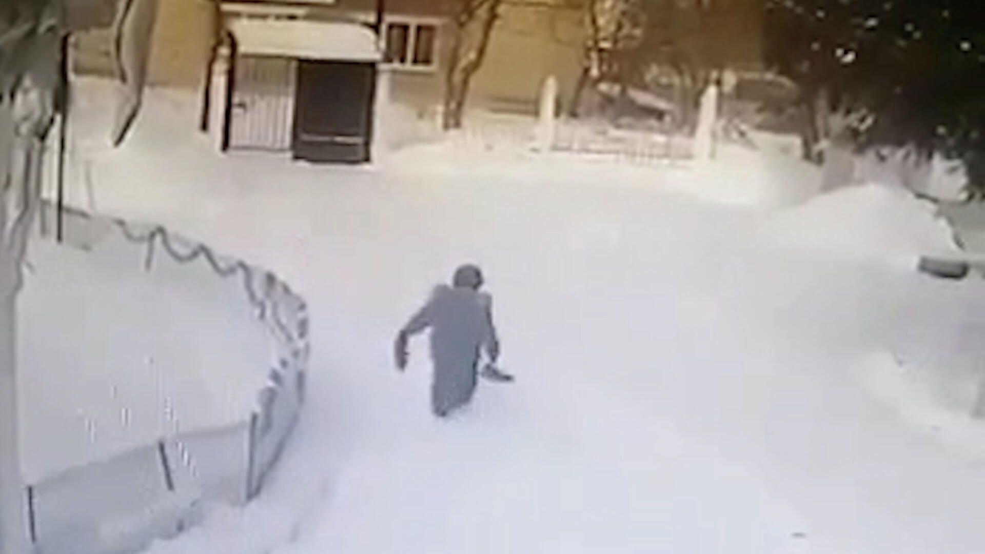 Маленький ребенок самостоятельно ушел из детского сада. Запись камеры наблюдения Маленький ребенок самостоятельно ушел из детского сада. Запись камеры наблюдения - РИА Новости, 1920, 13.01.2022