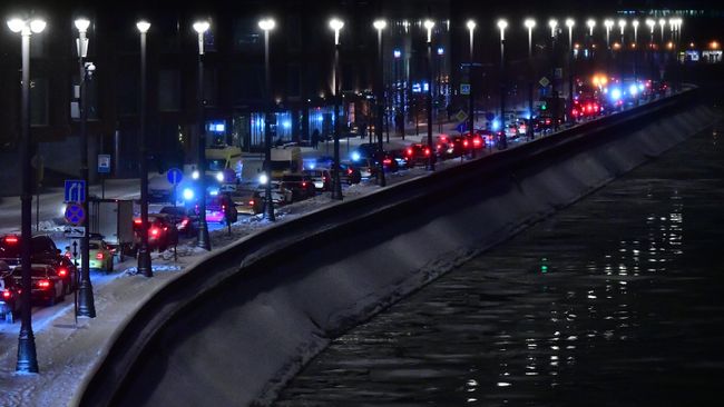 Машины в пробке на дороге в Москве