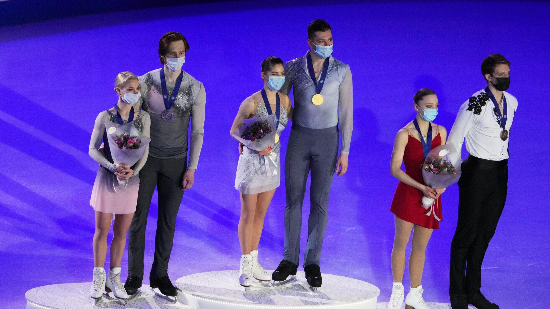 Призеры соревнований пар на чемпионате Европы по фигурному катанию в Таллине (слева направо): Евгения Тарасова и Владимир Морозов (Россия) - серебряные медали, Анастасия Мишина и Александр Галлямов (Россия) - золотые медали, Александра Бойкова и Дмитрий Козловский (Россия) - бронзовые медали. Призеры соревнований пар на чемпионате Европы по фигурному катанию в Таллине (слева направо): Евгения Тарасова и Владимир Морозов (Россия) - серебряные медали, Анастасия Мишина и Александр Галлямов (Россия) - золотые медали, Александра Бойкова и Дмитрий Козловский (Россия) - бронзовые медали. - РИА Новости, 1920, 13.01.2022
