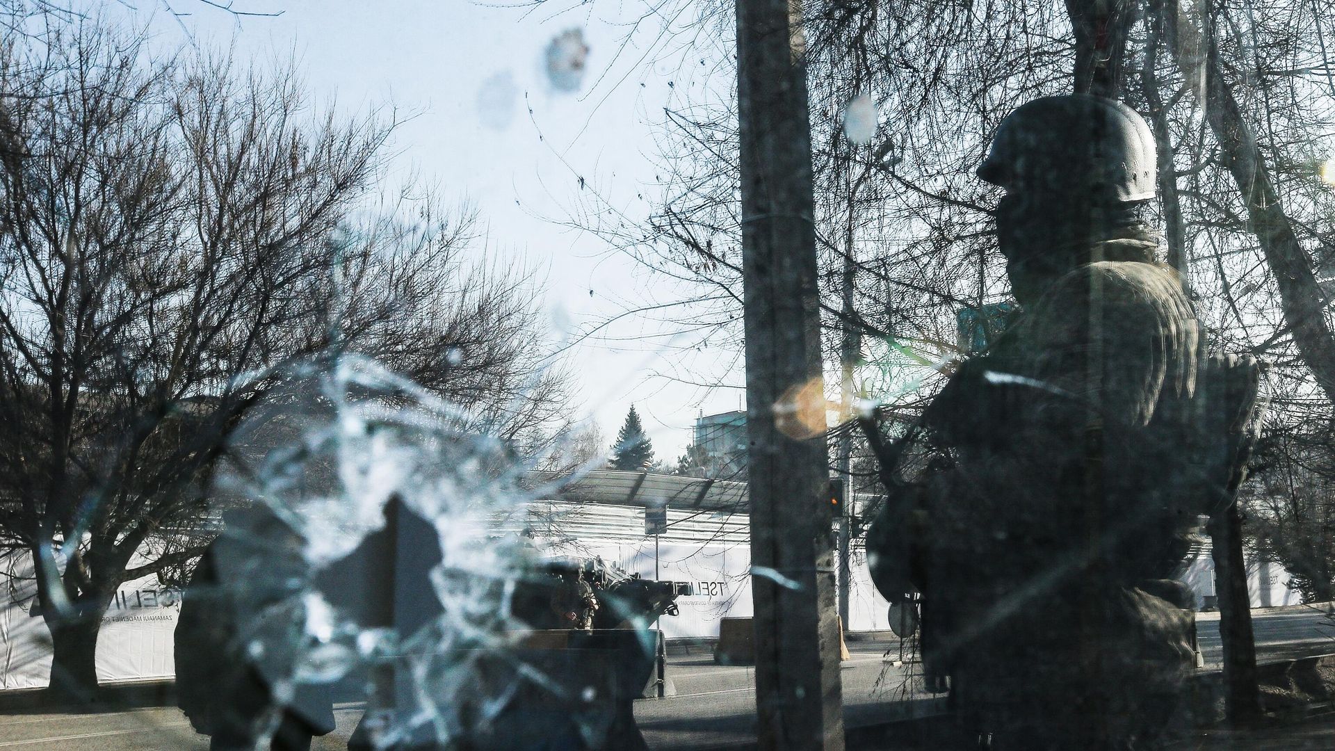 Военнослужащий на улице в Алма-Ате Военнослужащий на улице в Алма-Ате - РИА Новости, 1920, 18.01.2022