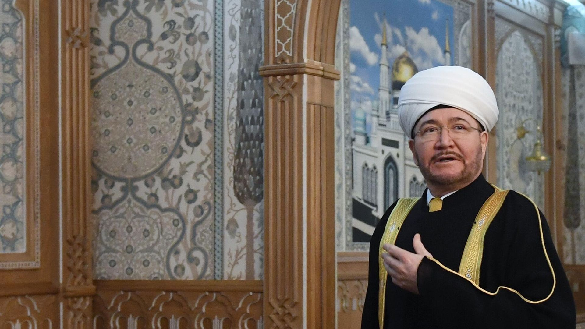 Председатель Совета муфтиев России, председатель Духовного управления мусульман России муфтий шейх Равиль Гайнутдин перед началом пленарного заседания в Московской Соборной мечети - РИА Новости, 1920, 12.03.2024