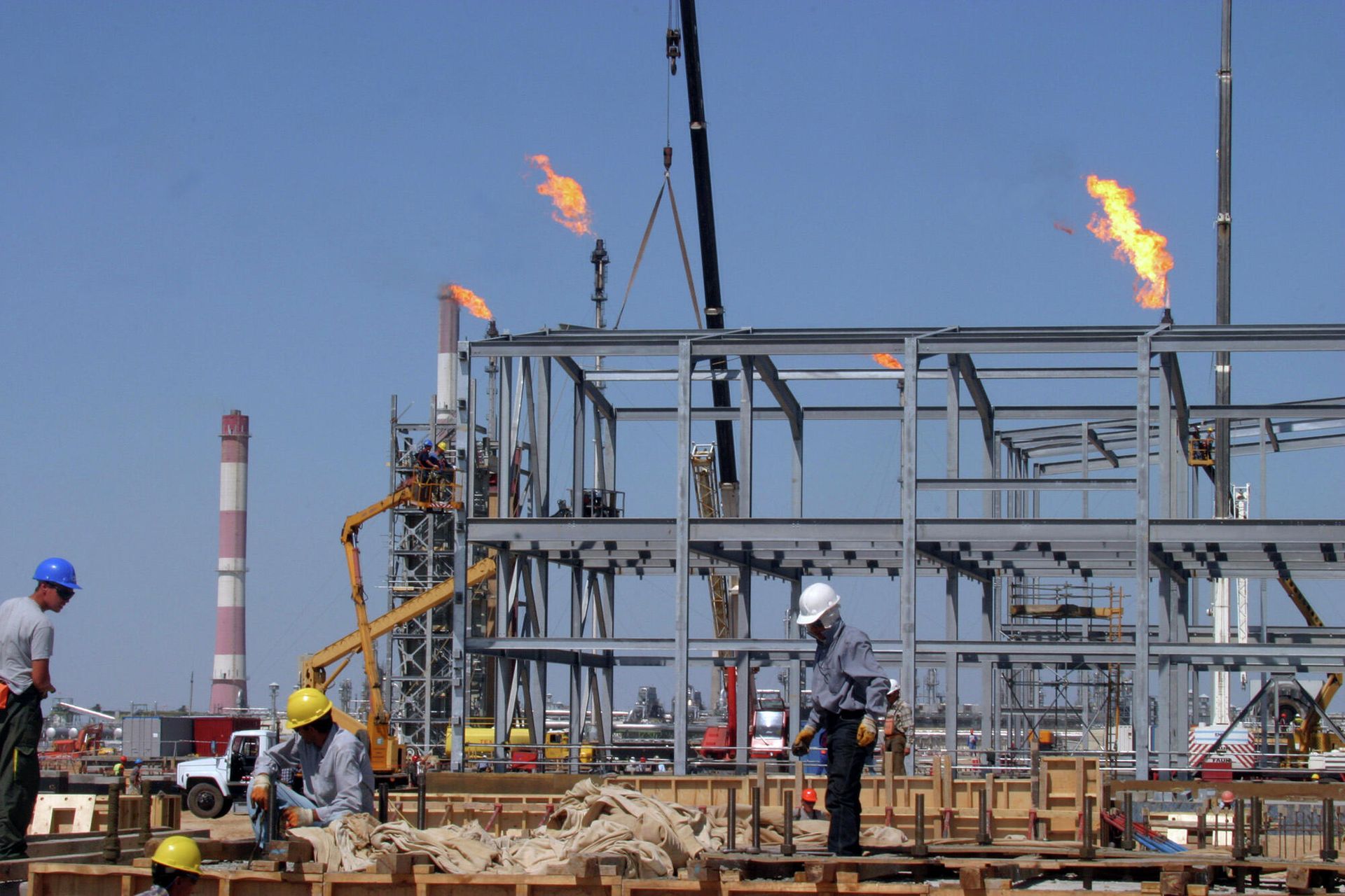 Рабочие на нефтеперерабатывающем заводе в Казахстане Рабочие на нефтеперерабатывающем заводе в Казахстане - РИА Новости, 1920, 14.01.2022