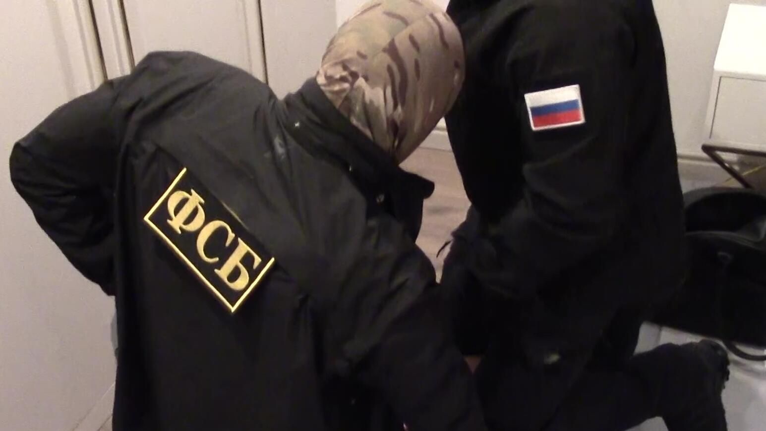 Сотрудники ФСБ задерживают члена организованного преступного сообщества REvil (скриншот видео) Сотрудники ФСБ задерживают члена организованного преступного сообщества REvil (скриншот видео) - РИА Новости, 1920, 15.01.2022