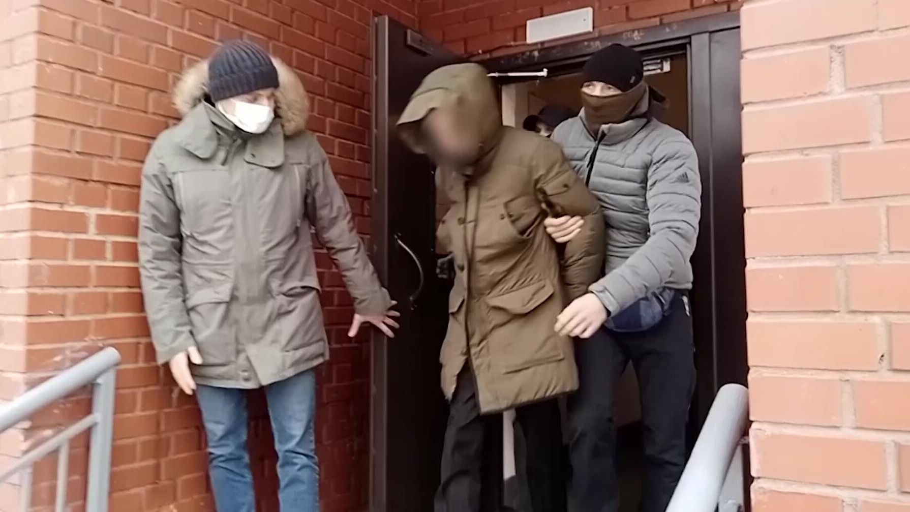 Задержание члена организованного преступного сообщества REvil сотрудниками ФСБ Задержание члена организованного преступного сообщества REvil сотрудниками ФСБ - РИА Новости, 1920, 15.01.2022