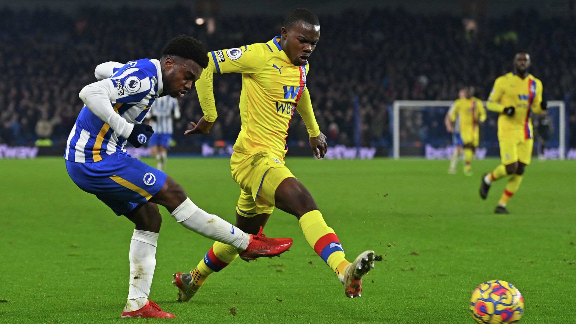 Brighton's English midfielder Tariq Lamptey (L) crosses the ball in front of Crystal Palace's English defender Tyrick Mitchell (C) during the English Premier League football match between Brighton and Hove Albion and Crystal Palace at the American Express Community Stadium in Brighton, southern England on January 14, 2022. - The game ended 1-1. (Photo by Glyn KIRK / AFP) / RESTRICTED TO EDITORIAL USE. No use with unauthorized audio, video, data, fixture lists, club/league logos or 'live' services. Online in-match use limited to 120 images. An additional 40 images may be used in extra time. No video emulation. Social media in-match use limited to 120 images. An additional 40 images may be used in extra time. No use in betting publications, games or single club/league/player publications. / Brighton's English midfielder Tariq Lamptey (L) crosses the ball in front of Crystal Palace's English defender Tyrick Mitchell (C) during the English Premier League football match between Brighton and Hove Albion and Crystal Palace at the American Express Community Stadium in Brighton, southern England on January 14, 2022. - The game ended 1-1. (Photo by Glyn KIRK / AFP) / RESTRICTED TO EDITORIAL USE. No use with unauthorized audio, video, data, fixture lists, club/league logos or 'live' services. Online in-match use limited to 120 images. An additional 40 images may be used in extra time. No video emulation. Social media in-match use limited to 120 images. An additional 40 images may be used in extra time. No use in betting publications, games or single club/league/player publications. / - РИА Новости, 1920, 15.01.2022