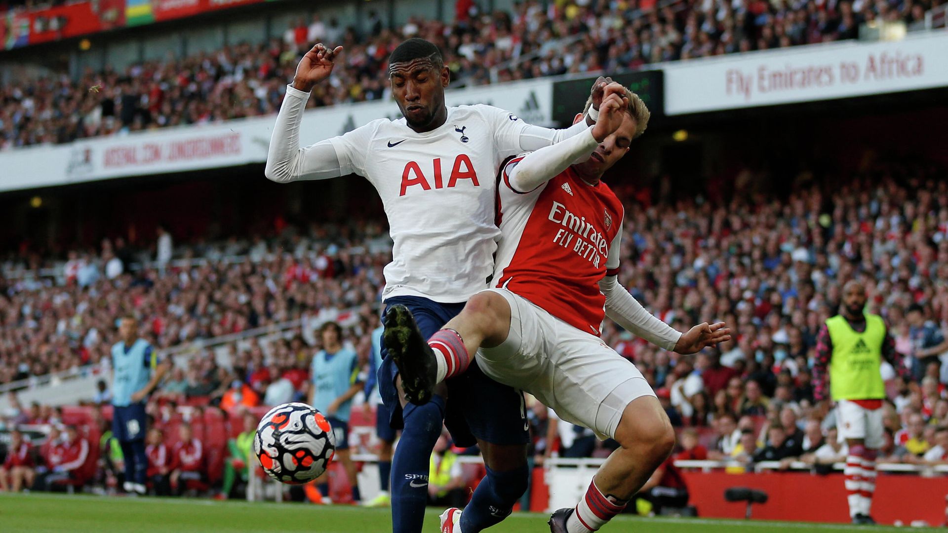 Tottenham Hotspur's Brazilian defender Emerson Royal (L) vies with Arsenal's English midfielder Emile Smith Rowe (R) during the English Premier League football match between Arsenal and Tottenham Hotspur at the Emirates Stadium in London on September 26, 2021. (Photo by Ian KINGTON / IKIMAGES / AFP) / RESTRICTED TO EDITORIAL USE. No use with unauthorized audio, video, data, fixture lists, club/league logos or 'live' services. Online in-match use limited to 45 images, no video emulation. No use in betting, games or single club/league/player publications. Tottenham Hotspur's Brazilian defender Emerson Royal (L) vies with Arsenal's English midfielder Emile Smith Rowe (R) during the English Premier League football match between Arsenal and Tottenham Hotspur at the Emirates Stadium in London on September 26, 2021. (Photo by Ian KINGTON / IKIMAGES / AFP) / RESTRICTED TO EDITORIAL USE. No use with unauthorized audio, video, data, fixture lists, club/league logos or 'live' services. Online in-match use limited to 45 images, no video emulation. No use in betting, games or single club/league/player publications. - РИА Новости, 1920, 15.01.2022