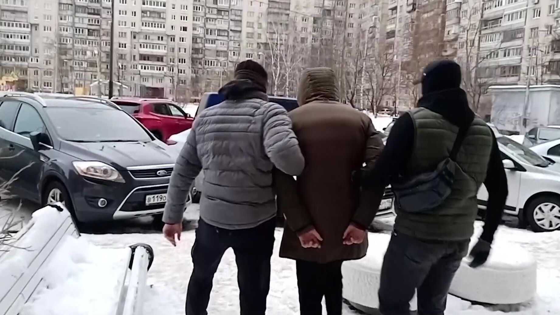 Сотрудники ФСБ задерживают члена организованного преступного сообщества REvil Сотрудники ФСБ задерживают члена организованного преступного сообщества REvil - РИА Новости, 1920, 19.01.2022