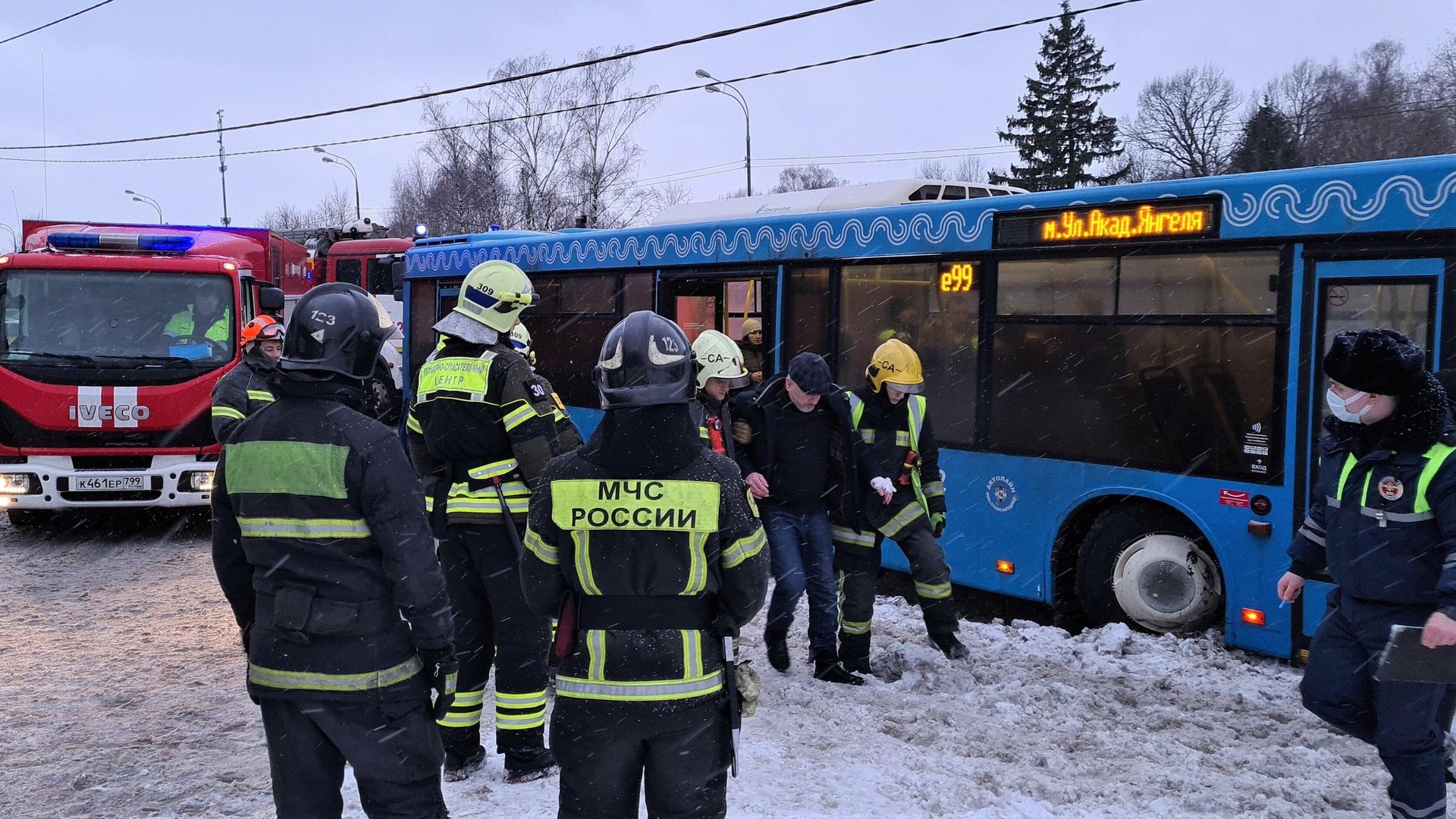 ДТП с участием автобуса на Варшавском шоссе ДТП с участием автобуса на Варшавском шоссе - РИА Новости, 1920, 15.01.2022