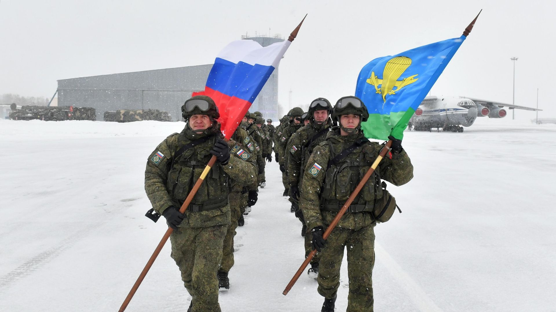 Военнослужащие контингента миротворческих сил ОДКБ на аэродроме в России Военнослужащие контингента миротворческих сил ОДКБ на аэродроме в России - РИА Новости, 1920, 16.01.2022