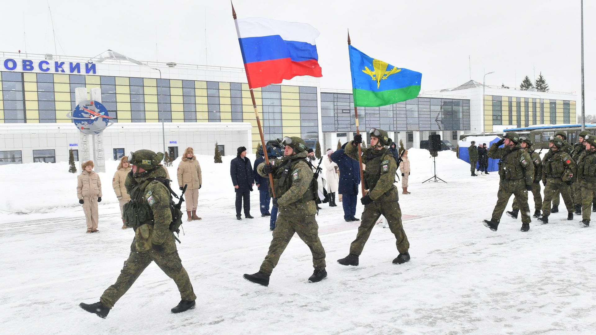 Российские военнослужащие контингента миротворческих сил ОДКБ на аэродроме Чкаловский в Московской области Российские военнослужащие контингента миротворческих сил ОДКБ на аэродроме Чкаловский в Московской области - РИА Новости, 1920, 16.01.2022