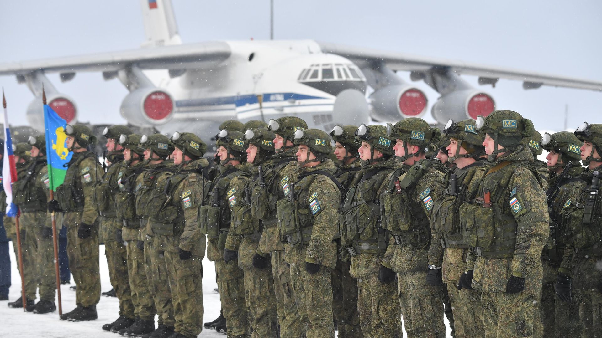 Военнослужащие РФ контингента миротворческих сил ОДКБ на аэродроме Чкаловский в Московской области Военнослужащие РФ контингента миротворческих сил ОДКБ на аэродроме Чкаловский в Московской области - РИА Новости, 1920, 16.01.2022