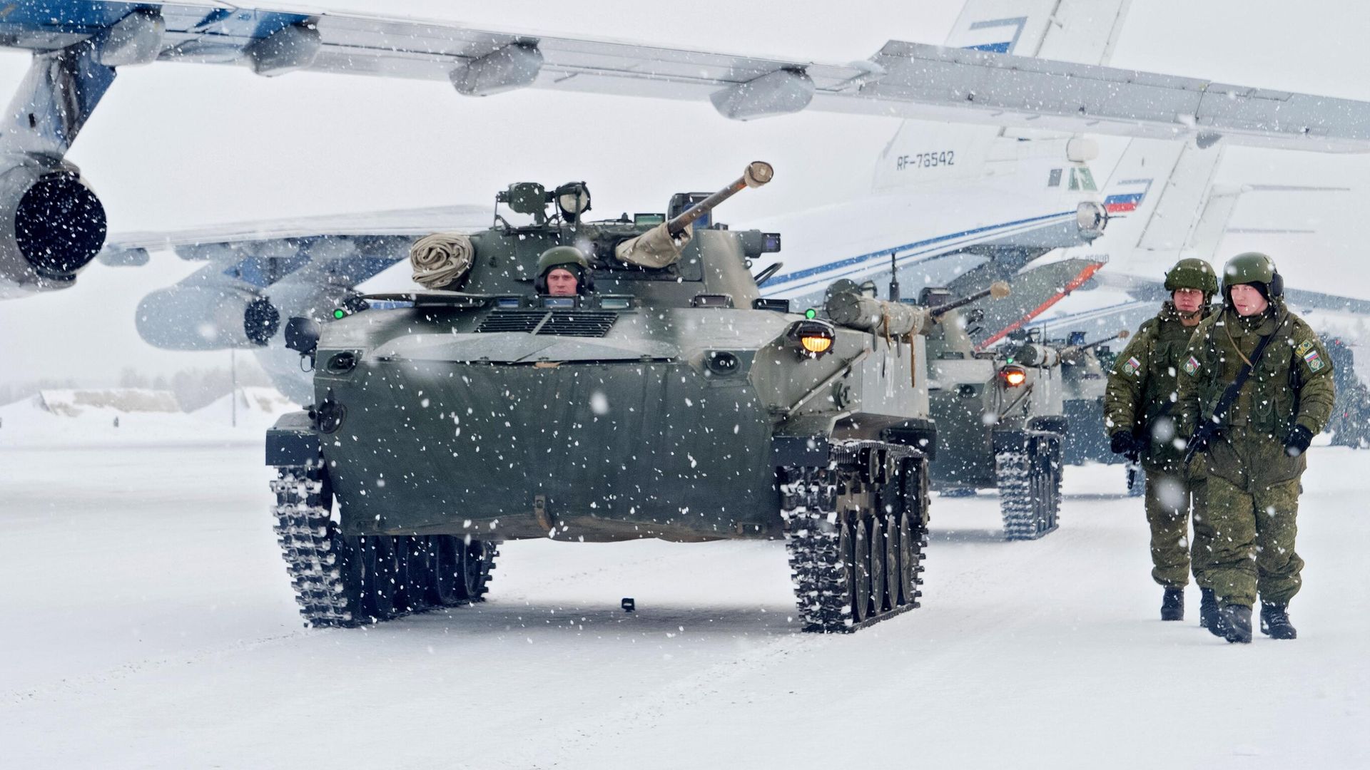 Российские военнослужащие из миротворческого контингента ОДКБ во время выгрузки из самолета военно-транспортной авиации ВКС РФ на аэродроме Иваново-Северный Российские военнослужащие из миротворческого контингента ОДКБ во время выгрузки из самолета военно-транспортной авиации ВКС РФ на аэродроме Иваново-Северный - РИА Новости, 1920, 09.02.2022