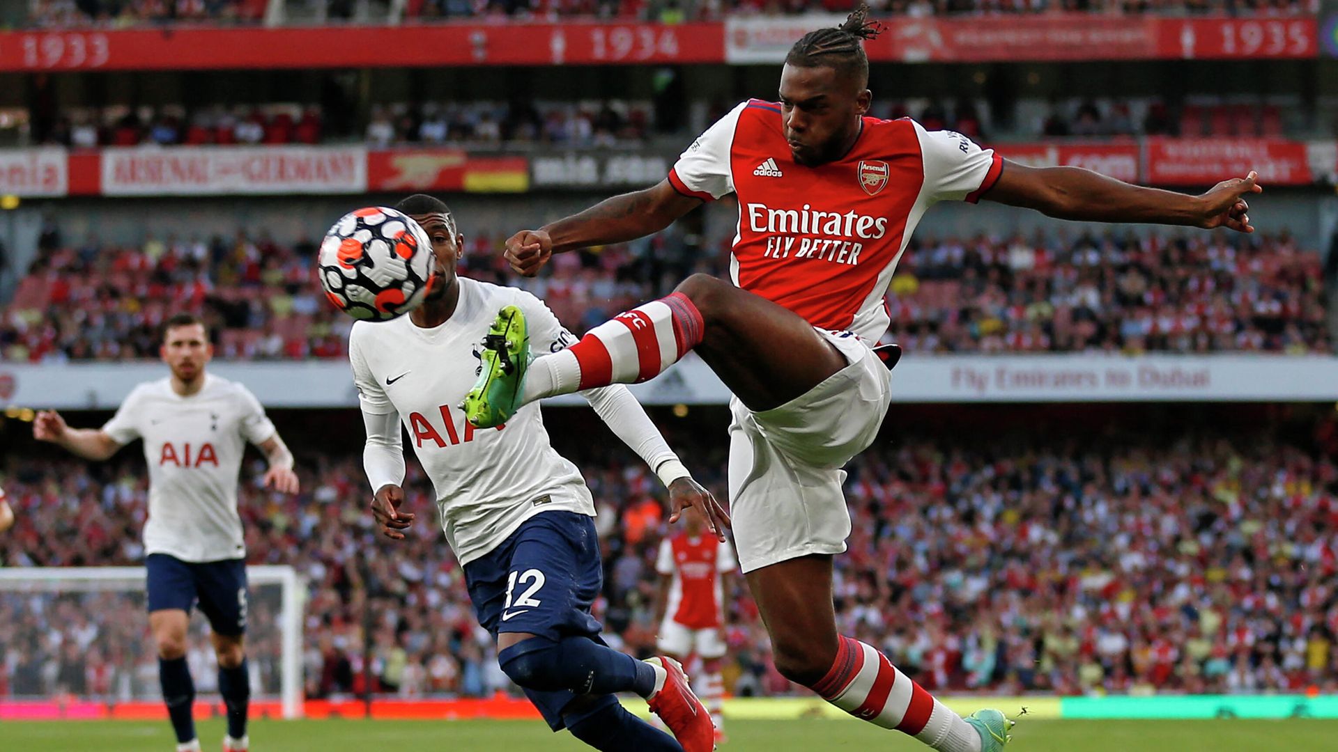 Arsenal's Portuguese defender Nuno Tavares (R) crosses the ball during the English Premier League football match between Arsenal and Tottenham Hotspur at the Emirates Stadium in London on September 26, 2021. (Photo by Ian KINGTON / IKIMAGES / AFP) / RESTRICTED TO EDITORIAL USE. No use with unauthorized audio, video, data, fixture lists, club/league logos or 'live' services. Online in-match use limited to 45 images, no video emulation. No use in betting, games or single club/league/player publications. Arsenal's Portuguese defender Nuno Tavares (R) crosses the ball during the English Premier League football match between Arsenal and Tottenham Hotspur at the Emirates Stadium in London on September 26, 2021. (Photo by Ian KINGTON / IKIMAGES / AFP) / RESTRICTED TO EDITORIAL USE. No use with unauthorized audio, video, data, fixture lists, club/league logos or 'live' services. Online in-match use limited to 45 images, no video emulation. No use in betting, games or single club/league/player publications. - РИА Новости, 1920, 15.01.2022
