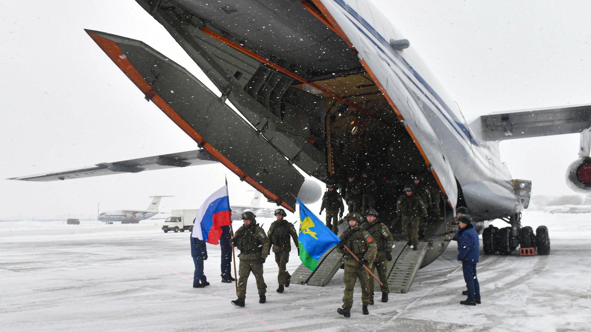 Военнослужащие РФ контингента миротворческих сил ОДКБ на аэродроме Чкаловский в Московской области, вернувшиеся после выполнения задач в Республике Казахстан - РИА Новости, 1920, 16.01.2022