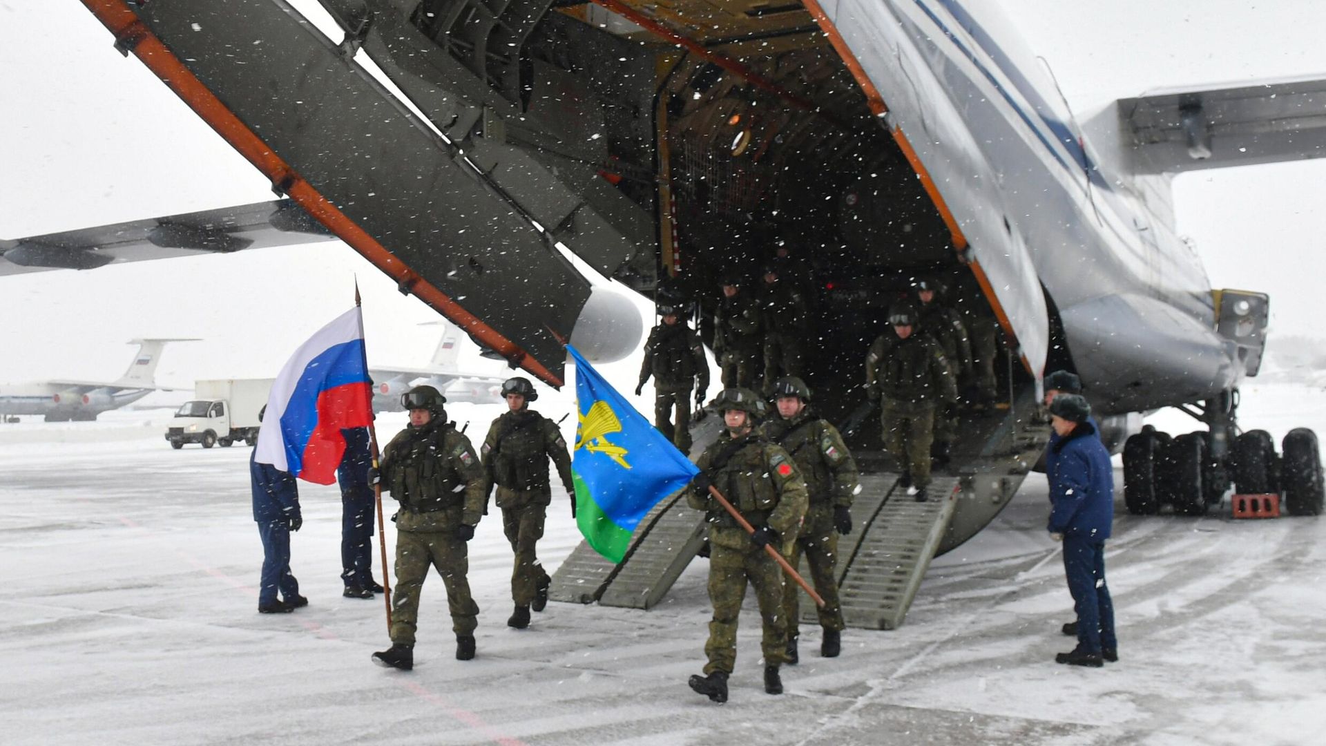 Военнослужащие РФ контингента миротворческих сил ОДКБ на аэродроме Чкаловский в Московской области, вернувшиеся после выполнения задач в Республике Казахстан Военнослужащие РФ контингента миротворческих сил ОДКБ на аэродроме Чкаловский в Московской области, вернувшиеся после выполнения задач в Республике Казахстан - РИА Новости, 1920, 16.01.2022