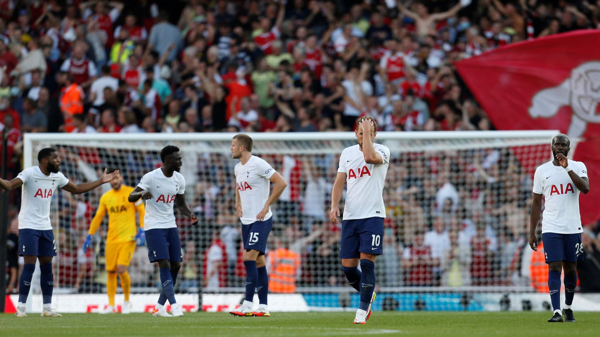Tottenham Hotspur's English striker Harry Kane (C) and teammates react after conceding a third goal during the English Premier League football match between Arsenal and Tottenham Hotspur at the Emirates Stadium in London on September 26, 2021. (Photo by Ian KINGTON / IKIMAGES / AFP) / RESTRICTED TO EDITORIAL USE. No use with unauthorized audio, video, data, fixture lists, club/league logos or 'live' services. Online in-match use limited to 45 images, no video emulation. No use in betting, games or single club/league/player publications. Tottenham Hotspur's English striker Harry Kane (C) and teammates react after conceding a third goal during the English Premier League football match between Arsenal and Tottenham Hotspur at the Emirates Stadium in London on September 26, 2021. (Photo by Ian KINGTON / IKIMAGES / AFP) / RESTRICTED TO EDITORIAL USE. No use with unauthorized audio, video, data, fixture lists, club/league logos or 'live' services. Online in-match use limited to 45 images, no video emulation. No use in betting, games or single club/league/player publications. - РИА Новости, 1920, 15.01.2022