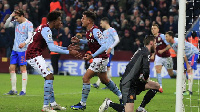 Aston Villa's Brazilian midfielder Philippe Coutinho (C) celebrates with teammates after scoring their second goal during the English Premier League football match between Aston Villa and Manchester Utd at Villa Park in Birmingham, central England on January 15, 2022. (Photo by Lindsey Parnaby / AFP) / RESTRICTED TO EDITORIAL USE. No use with unauthorized audio, video, data, fixture lists, club/league logos or 'live' services. Online in-match use limited to 120 images. An additional 40 images may be used in extra time. No video emulation. Social media in-match use limited to 120 images. An additional 40 images may be used in extra time. No use in betting publications, games or single club/league/player publications. / 