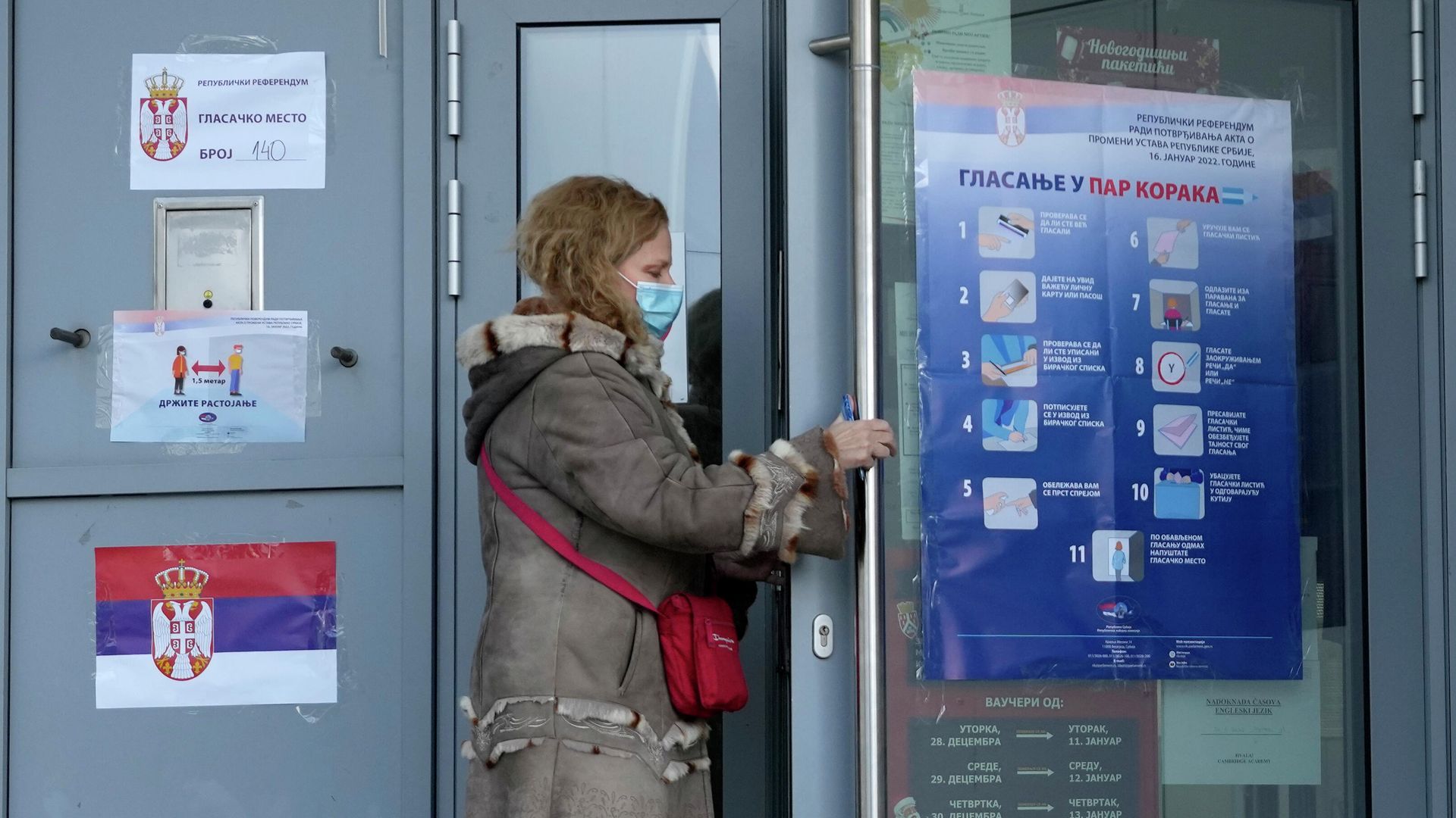 Женщина заходит на избирательный участок в Белграде для голосования на референдуме по изменениям конституции Сербии Женщина заходит на избирательный участок в Белграде для голосования на референдуме по изменениям конституции Сербии - РИА Новости, 1920, 17.01.2022