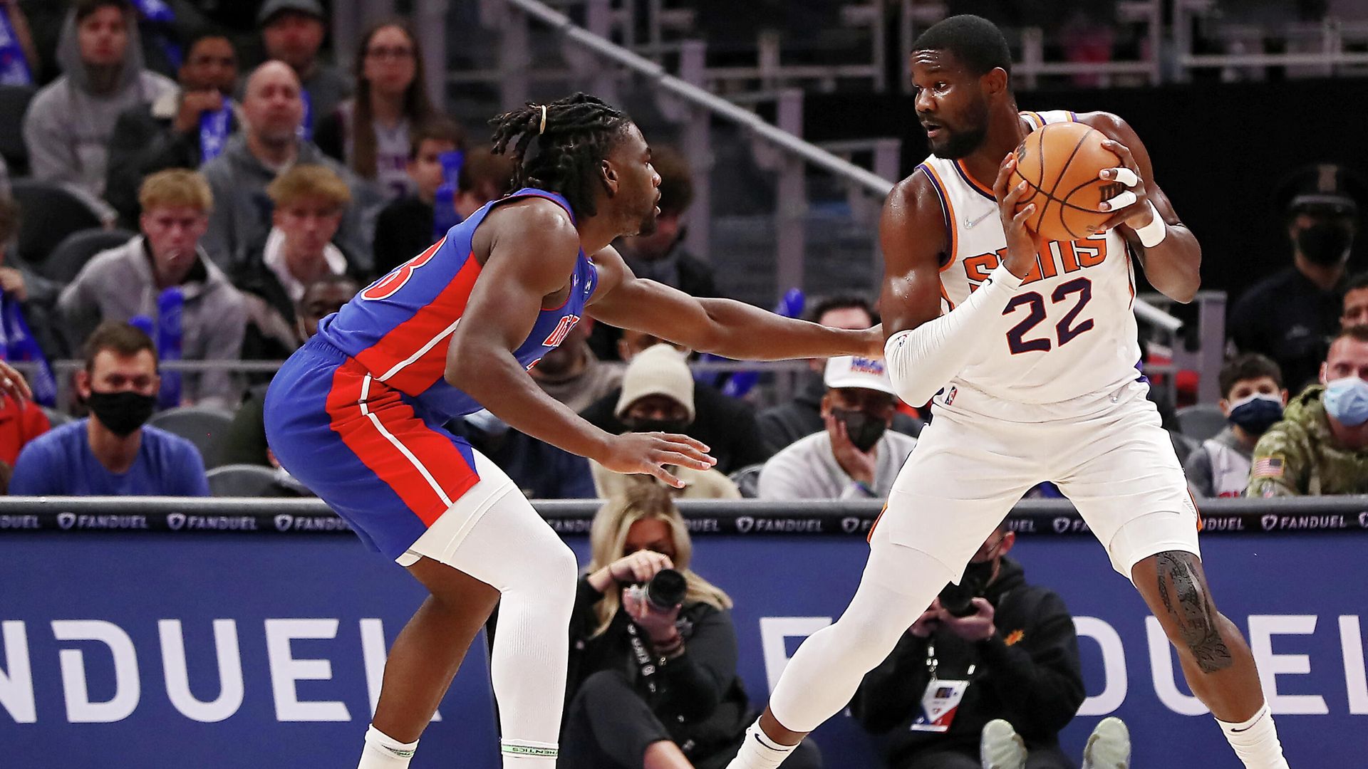 DETROIT, MICHIGAN - JANUARY 16: Deandre Ayton #22 of the Phoenix Suns looks to drive against Isaiah Stewart #28 of the Detroit Pistons at Little Caesars Arena on January 16, 2022 in Detroit, Michigan. NOTE TO USER: User expressly acknowledges and agrees that, by downloading and or using this photograph, user is consenting to the terms and conditions of the Getty Images License Agreement. Mike Mulholland/Getty Images/AFP (Photo by Mike Mulholland / GETTY IMAGES NORTH AMERICA / Getty Images via AFP) DETROIT, MICHIGAN - JANUARY 16: Deandre Ayton #22 of the Phoenix Suns looks to drive against Isaiah Stewart #28 of the Detroit Pistons at Little Caesars Arena on January 16, 2022 in Detroit, Michigan. NOTE TO USER: User expressly acknowledges and agrees that, by downloading and or using this photograph, user is consenting to the terms and conditions of the Getty Images License Agreement. Mike Mulholland/Getty Images/AFP (Photo by Mike Mulholland / GETTY IMAGES NORTH AMERICA / Getty Images via AFP) - РИА Новости, 1920, 16.01.2022