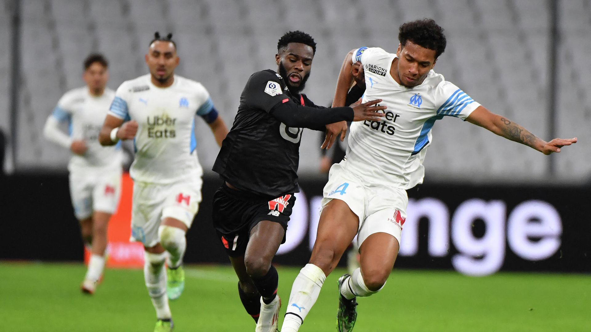 Lille's French midfielder Jonathan Bamba (L) fights for the ball with Marseille's French defender Boubacar Kamara during the French L1 football match between Olympique Marseille (OM) and Lille OSC at the Velodrome Stadium in Marseille, southern France, on January 16, 2022. (Photo by Sylvain THOMAS / AFP) Lille's French midfielder Jonathan Bamba (L) fights for the ball with Marseille's French defender Boubacar Kamara during the French L1 football match between Olympique Marseille (OM) and Lille OSC at the Velodrome Stadium in Marseille, southern France, on January 16, 2022. (Photo by Sylvain THOMAS / AFP) - РИА Новости, 1920, 17.01.2022