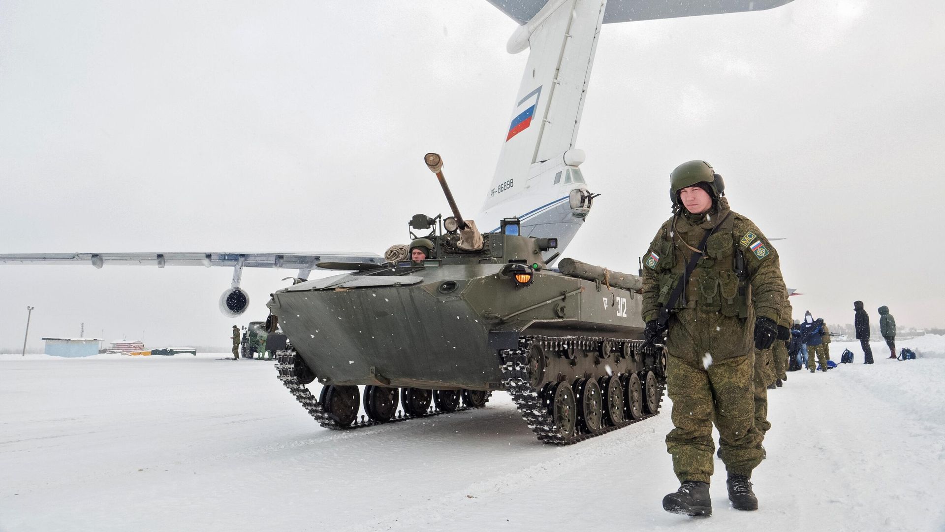 Российские военнослужащие из миротворческого контингента ОДКБ во время выгрузки из самолета военно-транспортной авиации ВКС России Российские военнослужащие из миротворческого контингента ОДКБ во время выгрузки из самолета военно-транспортной авиации ВКС России - РИА Новости, 1920, 18.01.2022