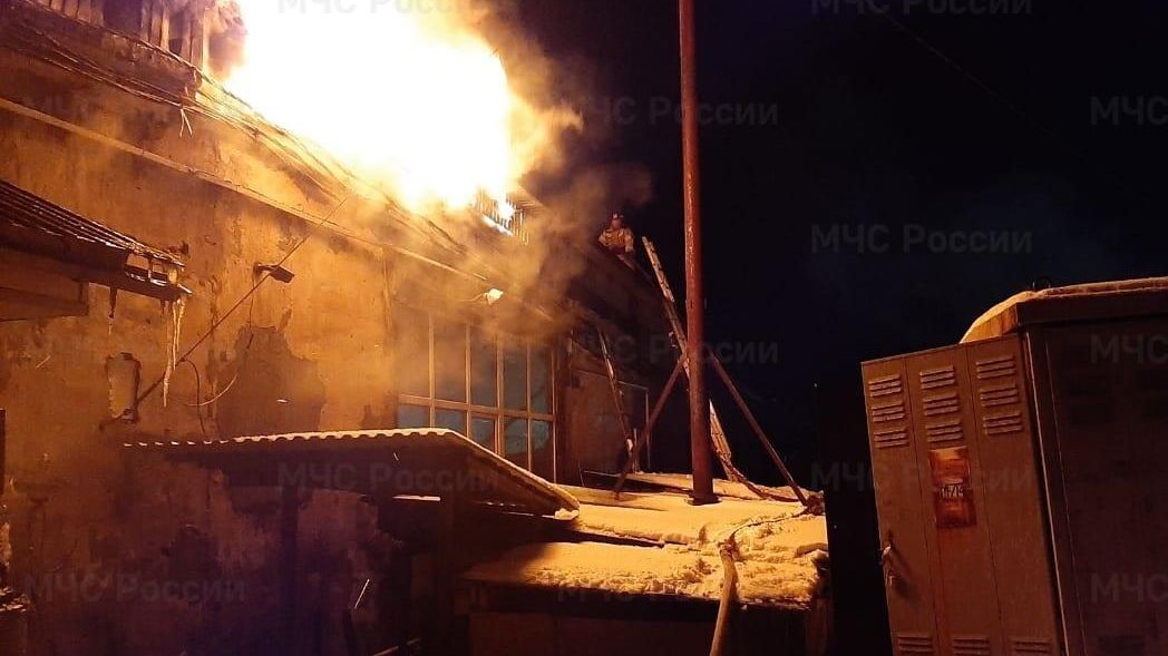 Пожар в производственном цехе в Ангарске, где размещались майнинговые фермы Пожар в производственном цехе в Ангарске, где размещались майнинговые фермы - РИА Новости, 1920, 17.01.2022