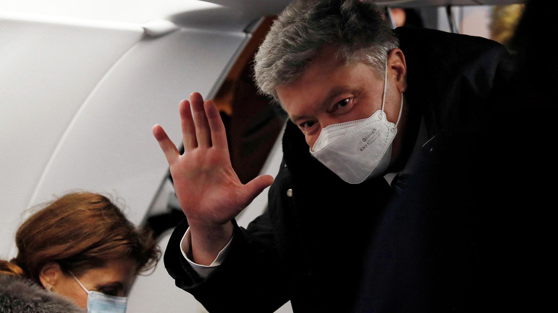 Петр Порошенко в самолете перед вылетом в Киев из Варшавы Петр Порошенко в самолете перед вылетом в Киев из Варшавы - РИА Новости, 1920, 17.01.2022