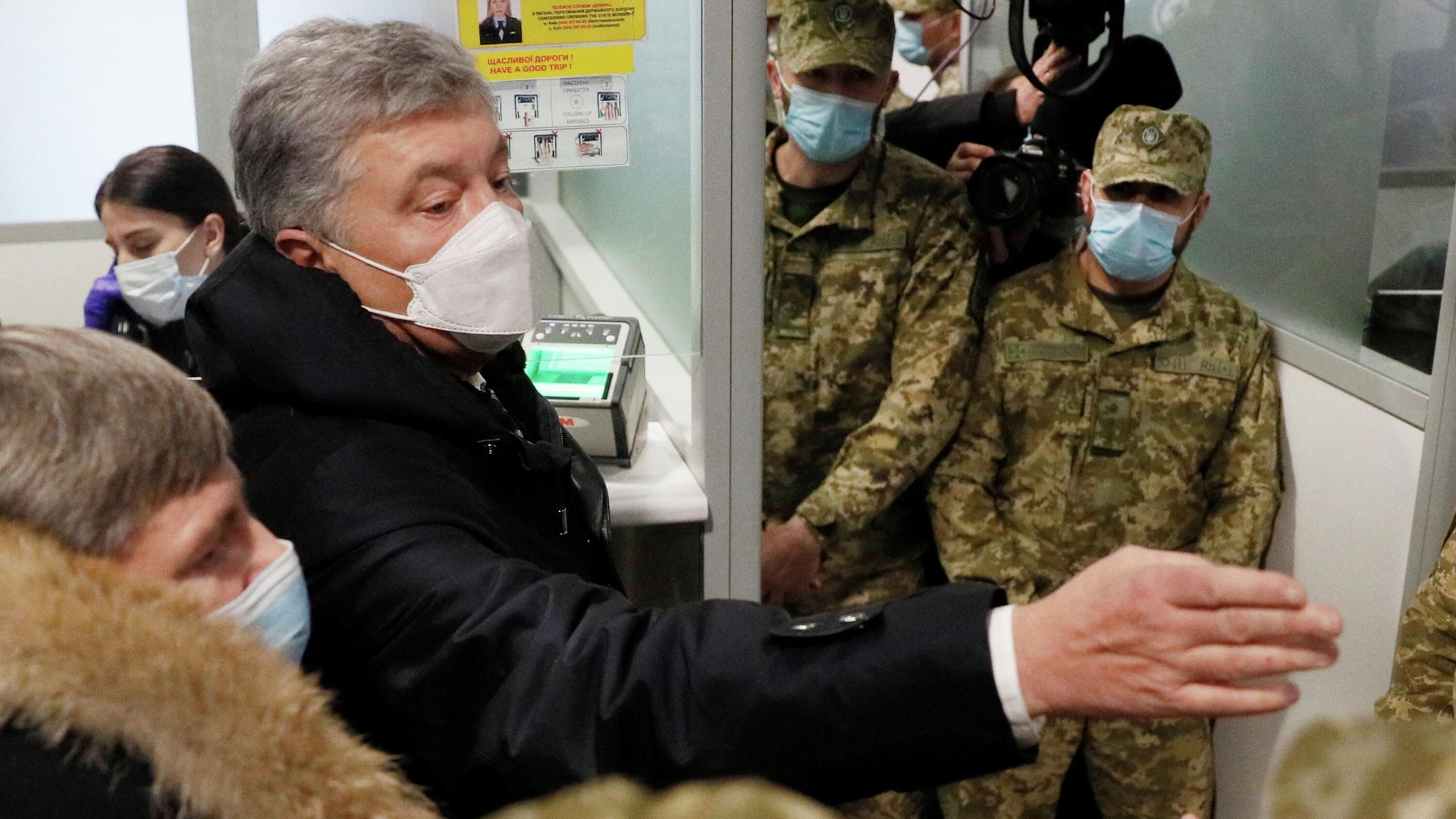 Петр Порошенко на пункте паспортного контроля в аэропорте в Киеве Петр Порошенко на пункте паспортного контроля в аэропорте в Киеве - РИА Новости, 1920, 17.01.2022