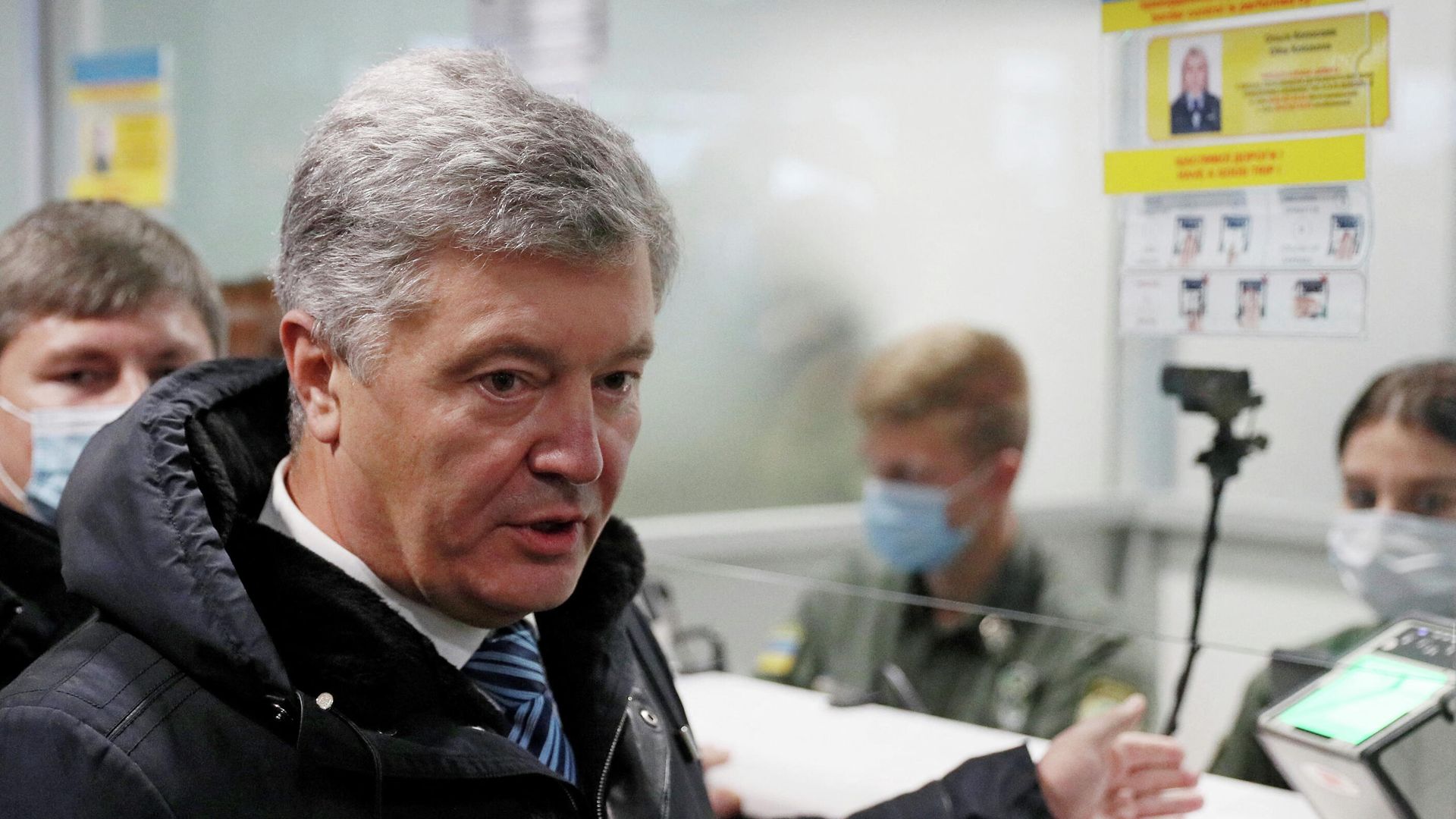 Петр Порошенко на пункте паспортного контроля в аэропорте в Киеве Петр Порошенко на пункте паспортного контроля в аэропорте в Киеве - РИА Новости, 1920, 17.01.2022
