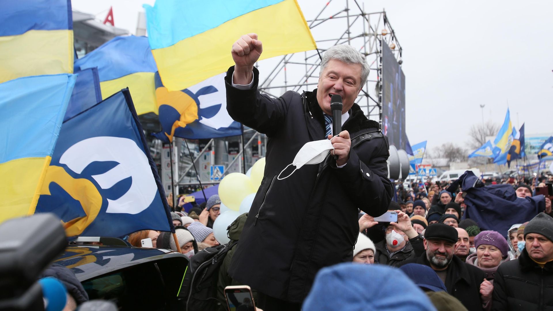 Экс-президент Украины Петр Порошенко в киевском аэропорте Жуляны Экс-президент Украины Петр Порошенко в киевском аэропорте Жуляны - РИА Новости, 1920, 17.01.2022