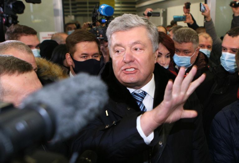Экс-президент Украины Петр Порошенко в киевском аэропорту Жуляны Экс-президент Украины Петр Порошенко в киевском аэропорту Жуляны