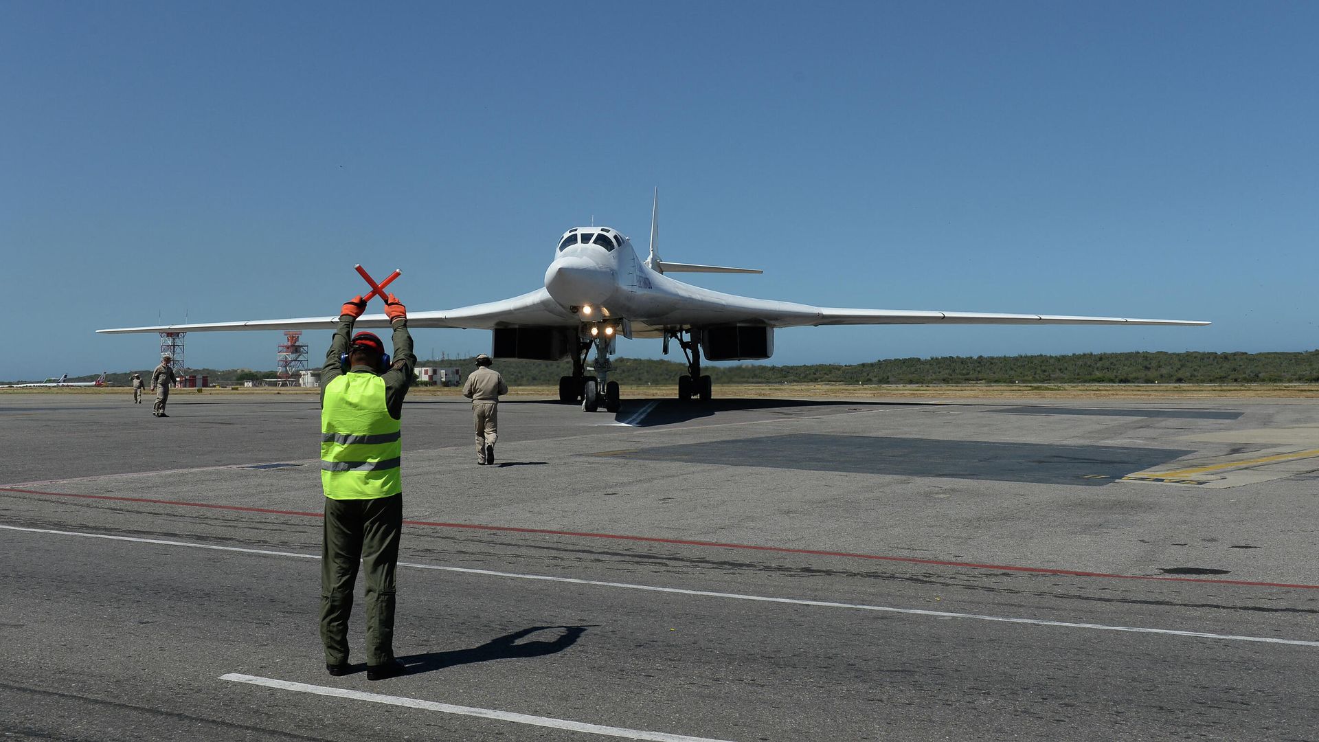 Российский стратегический бомбардировщик Ту-160 после посадки в международном аэропорту Майкетия к северу от Каракаса Российский стратегический бомбардировщик Ту-160 после посадки в международном аэропорту Майкетия к северу от Каракаса - РИА Новости, 1920, 17.01.2022