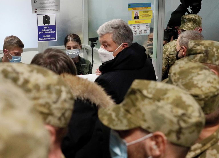 Петр Порошенко на пункте паспортного контроля в аэропорту Киев Петр Порошенко на пункте паспортного контроля в аэропорту Киев