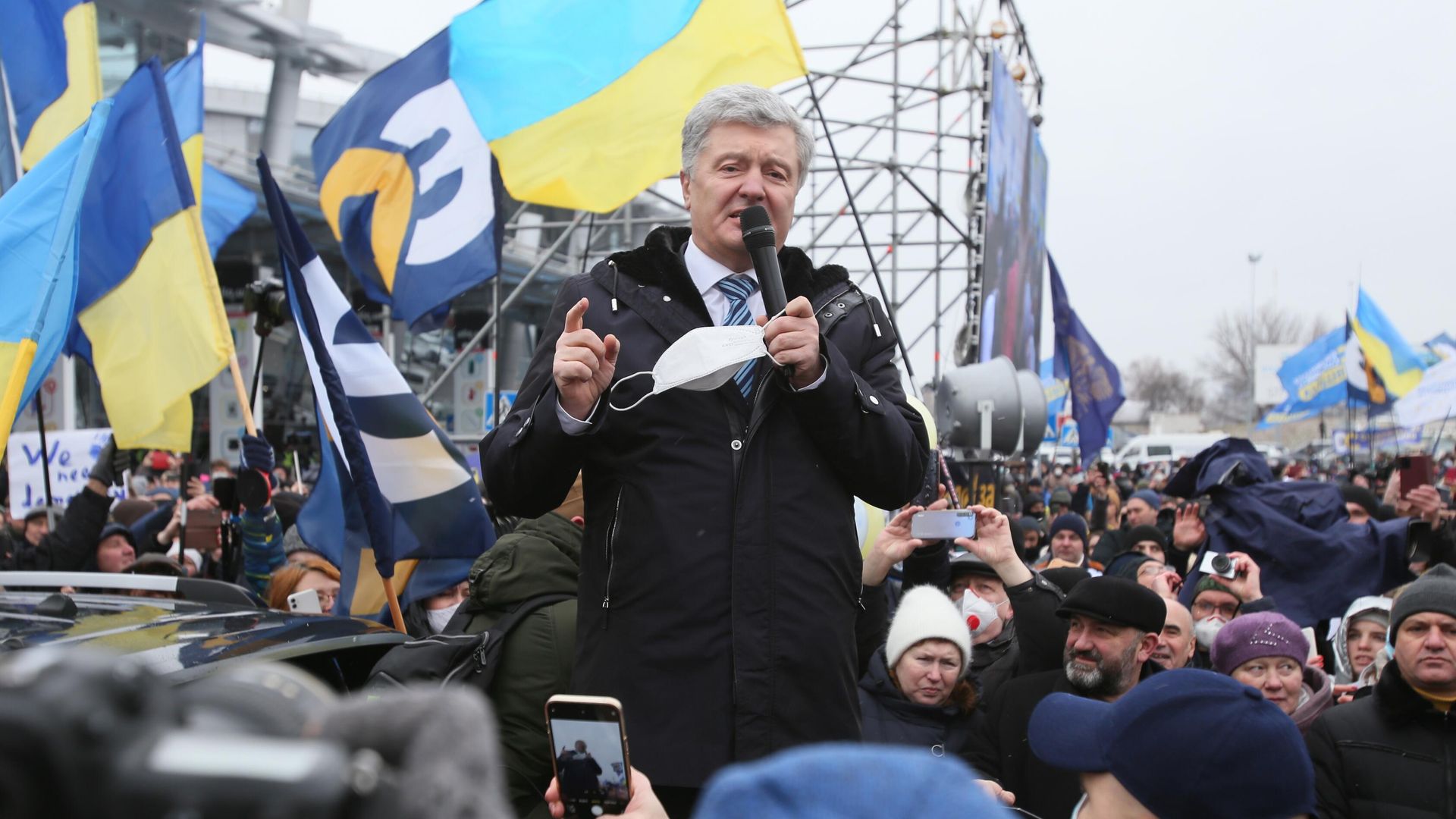 Экс-президент Украины Петр Порошенко выступает перед своими сторонниками в Киеве Экс-президент Украины Петр Порошенко выступает перед своими сторонниками в Киеве - РИА Новости, 1920, 17.01.2022
