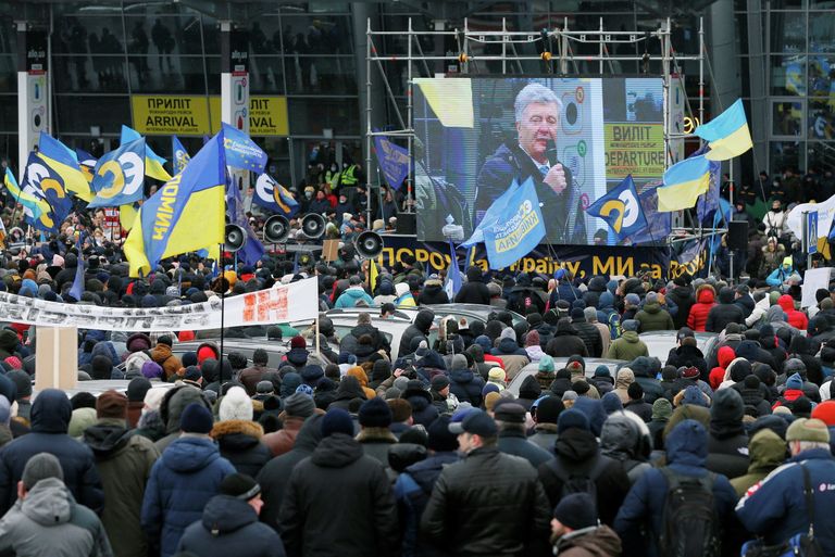 Сторонники Петра Порошенко в аэропорту Киев Сторонники Петра Порошенко в аэропорту Киев