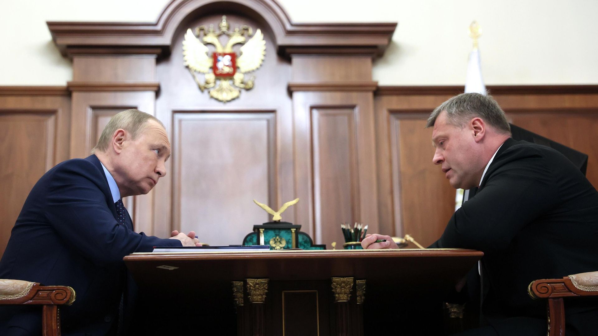 Президент РФ Владимир Путин и губернатор Астраханской области Игорь Бабушкин во время встречи - РИА Новости, 1920, 17.01.2022