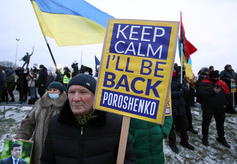 Сторонники экс-президента Украины Петра Порошенко с плакатами встречают бывшего главу государства возле здания терминала аэропорта Киев Сторонники экс-президента Украины Петра Порошенко с плакатами встречают бывшего главу государства возле здания терминала аэропорта Киев
