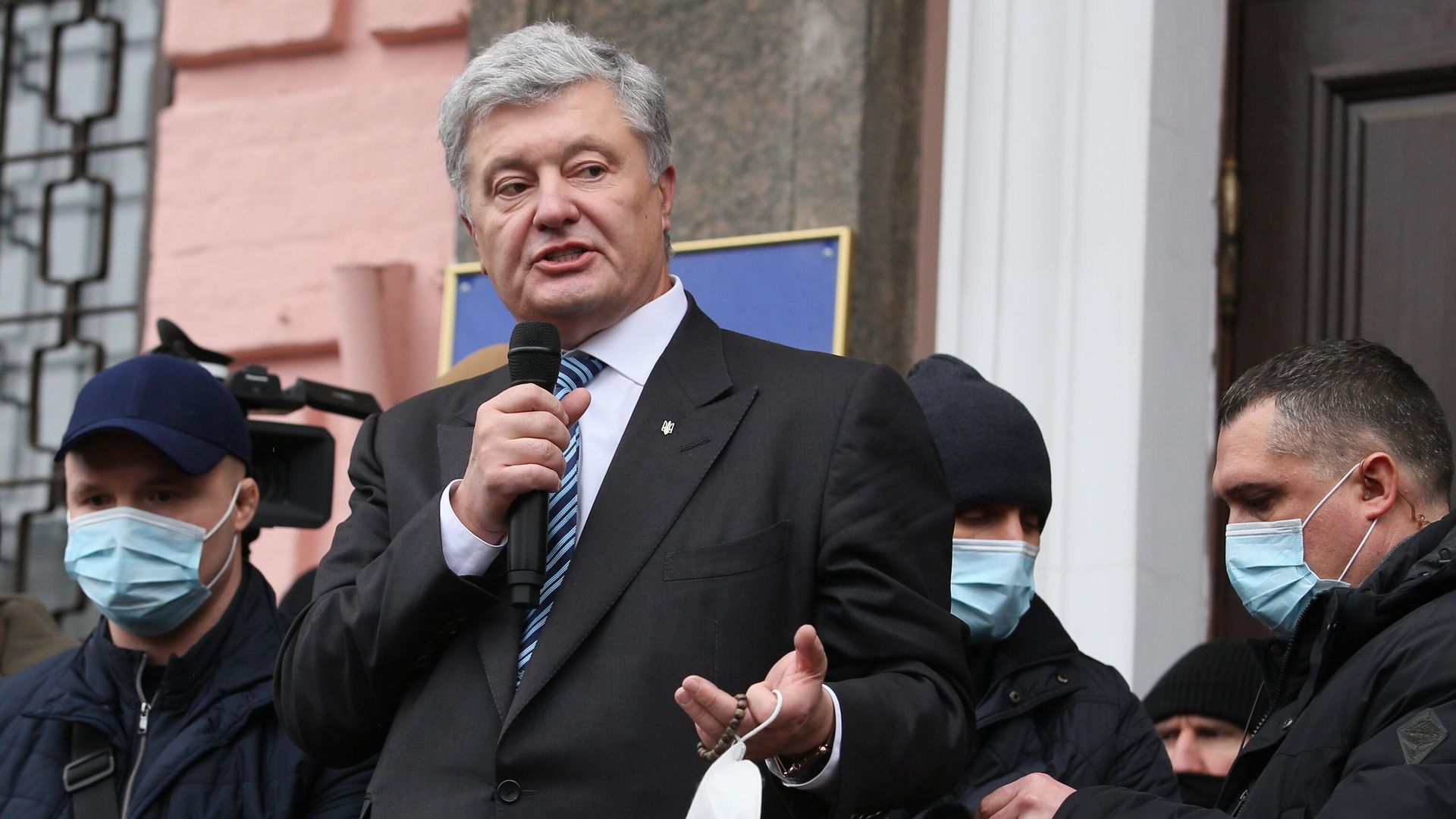 Экс-президент Украины Петр Порошенко у Печерского районного суда Киева Экс-президент Украины Петр Порошенко у Печерского районного суда Киева - РИА Новости, 1920, 17.01.2022
