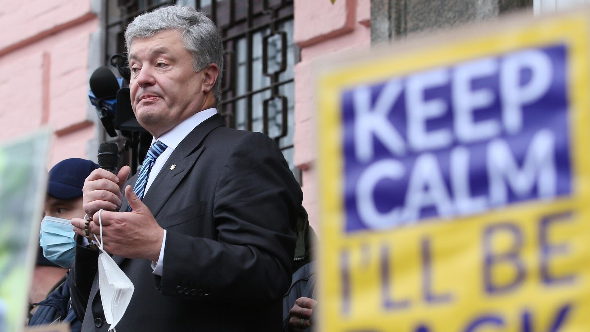 Экс-президент Украины Петр Порошенко у Печерского районного суда Киева Экс-президент Украины Петр Порошенко у Печерского районного суда Киева - РИА Новости, 1920, 17.01.2022