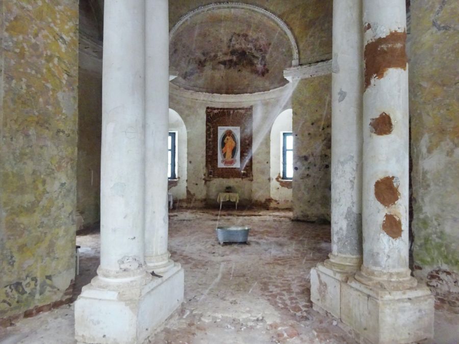 Никольская церковь-усыпальница, вид изнутри Никольская церковь-усыпальница, вид изнутри