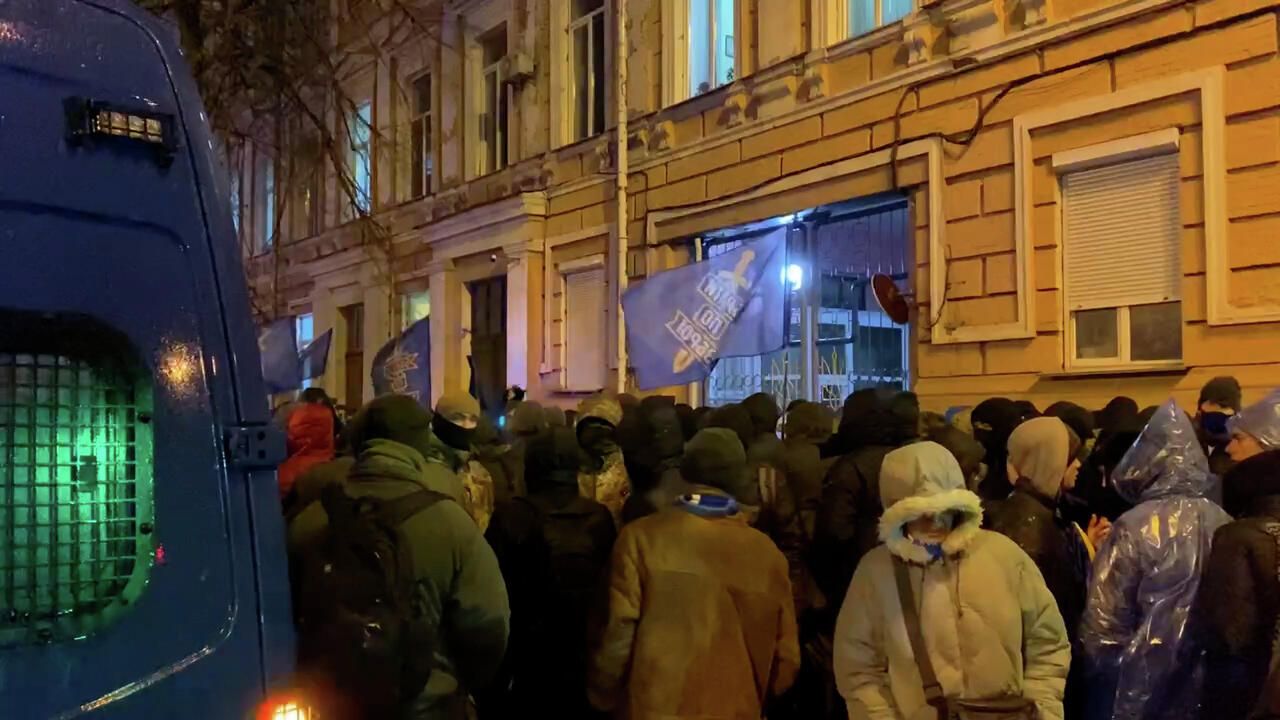 Сторонники Порошенко перекрыли выезд из Печерского райсуда Киева Сторонники Порошенко перекрыли выезд из Печерского райсуда Киева - РИА Новости, 1920, 17.01.2022