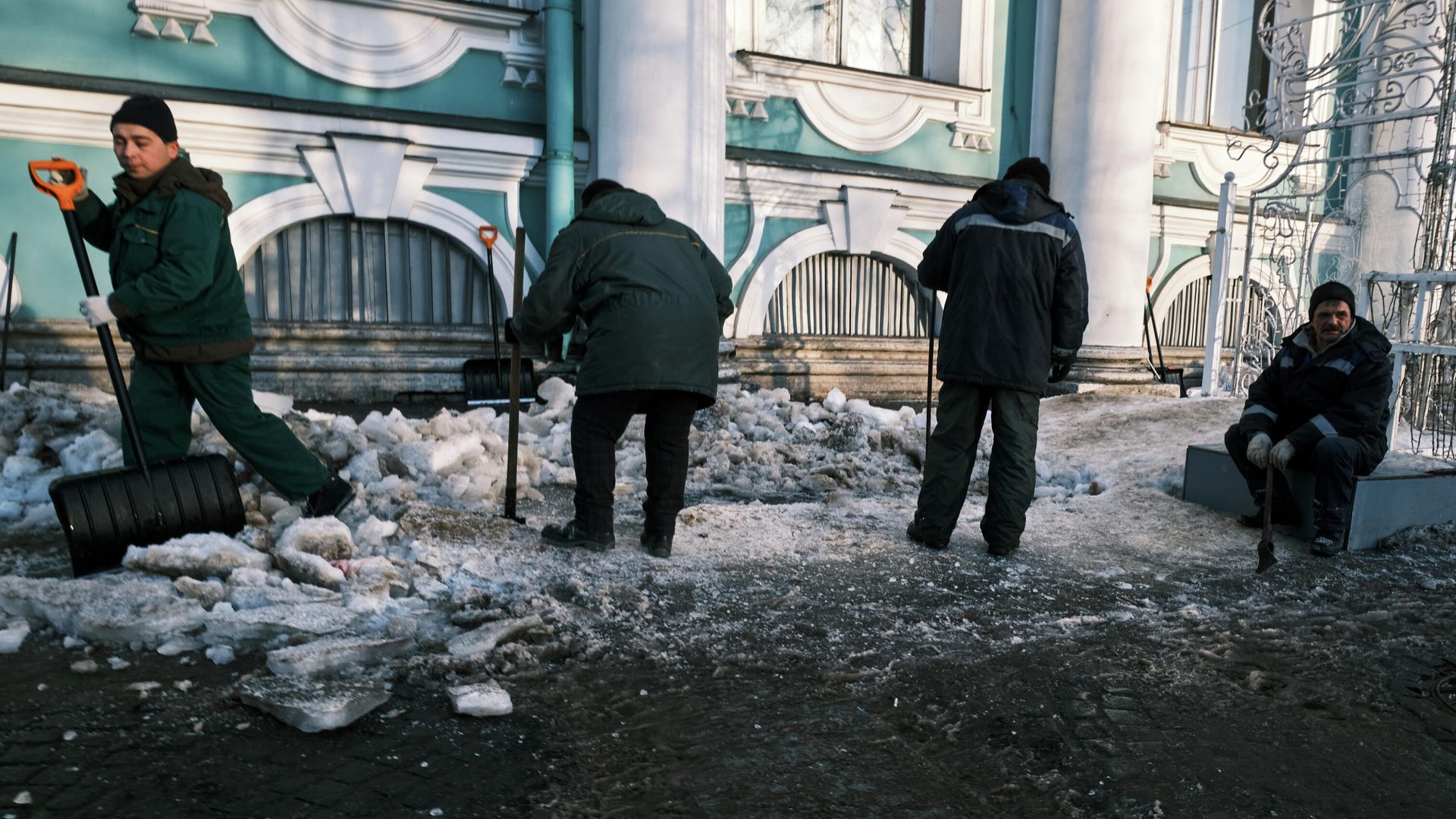 Дворники расчищают тротуар от наледи около Государственного Эрмитажа Дворники расчищают тротуар от наледи около Государственного Эрмитажа - РИА Новости, 1920, 18.01.2023