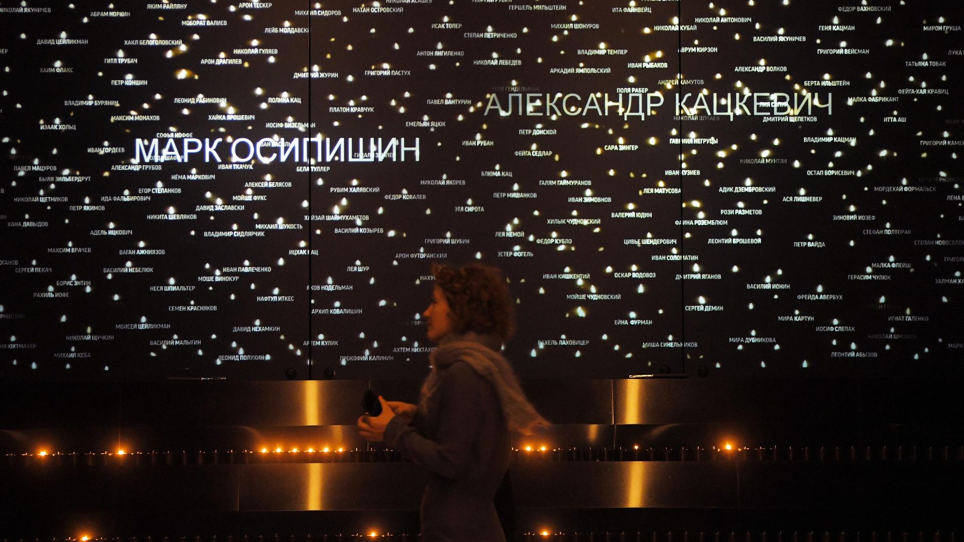 Посетительница на мероприятии в Еврейском музее и центре толерантности в Москве, приуроченном к Международному дню памяти жертв Холокоста Посетительница на мероприятии в Еврейском музее и центре толерантности в Москве, приуроченном к Международному дню памяти жертв Холокоста - РИА Новости, 1920, 29.01.2022