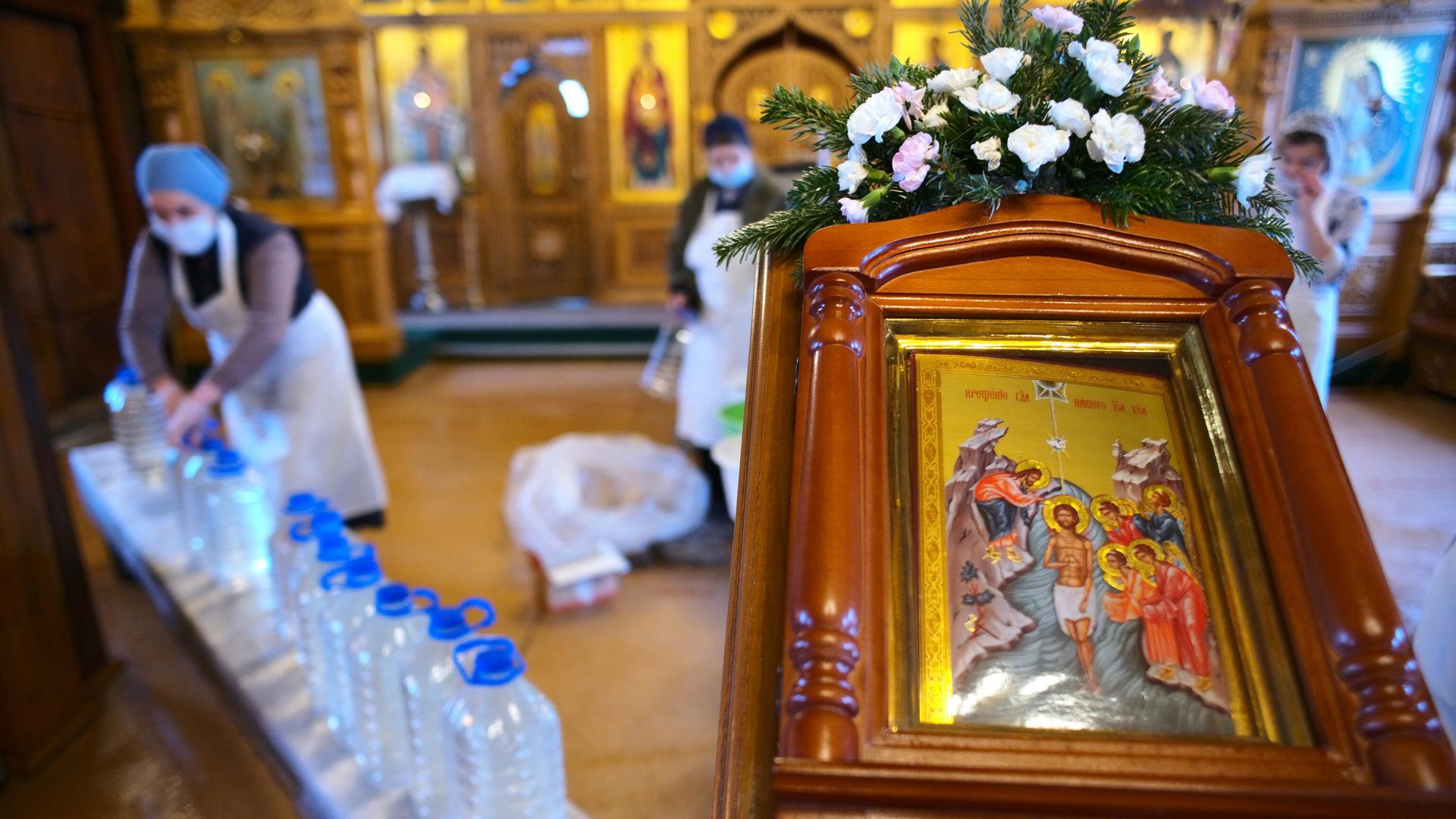 Раздача крещенской воды в храме Святого праведного Иоанна Кронштадтского в Москве Раздача крещенской воды в храме Святого праведного Иоанна Кронштадтского в Москве - РИА Новости, 1920, 03.02.2026