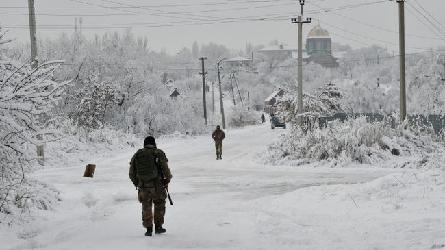 Украинские военные на линии соприкосновения в Донбассе