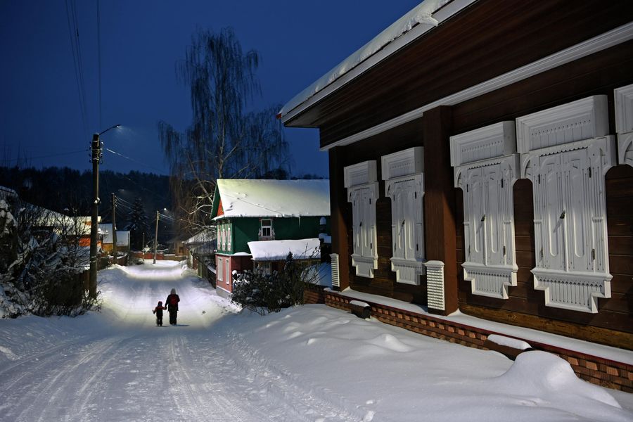 Прохожие на одной из улиц в Плесе Прохожие на одной из улиц в Плесе