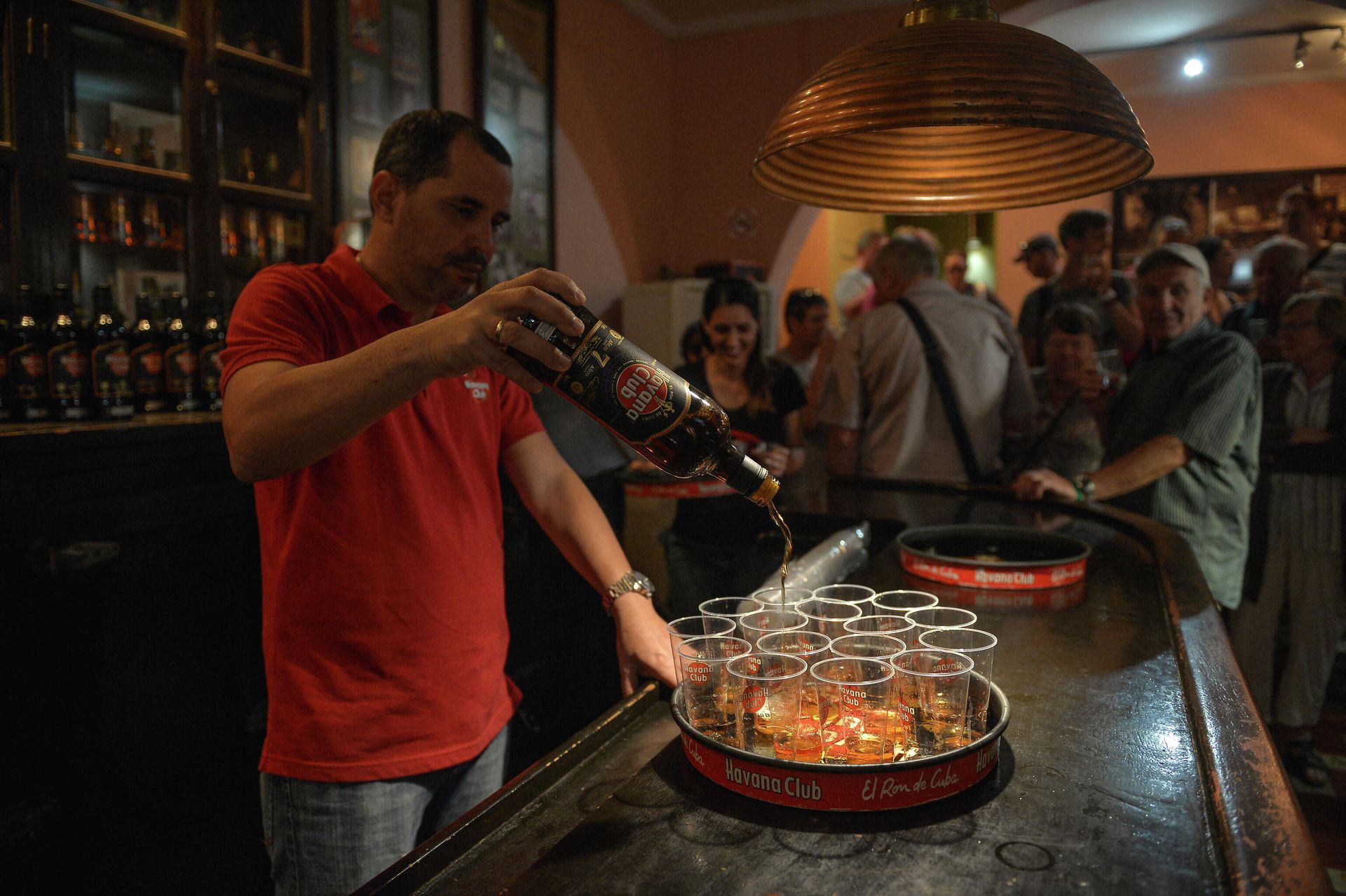 Бармен подает ром Havana Club Ritual в Музее рома в Гаване - РИА Новости, 1920, 19.01.2022