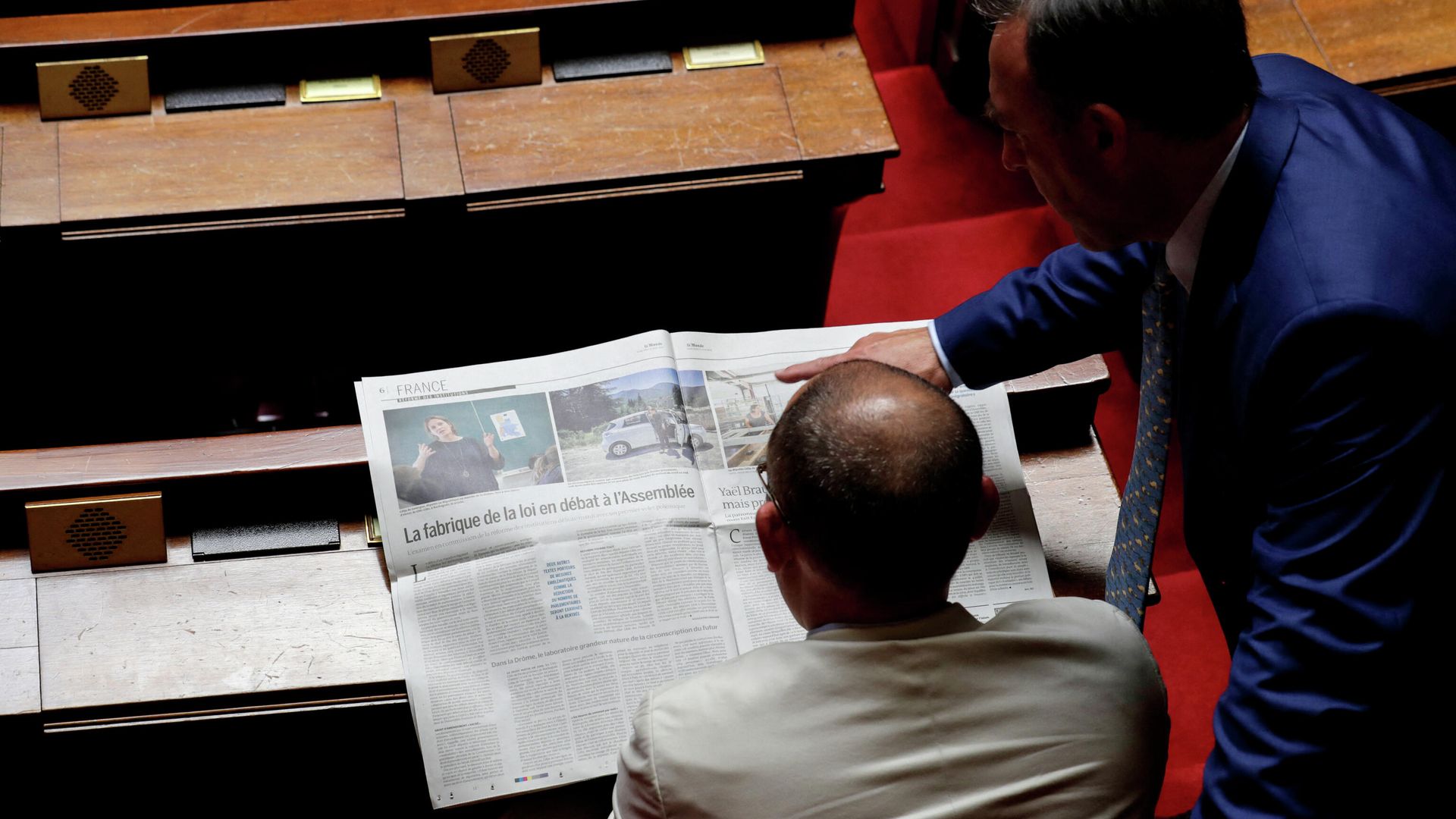 Члены парламента Франции читают газету Le Monde Члены парламента Франции читают газету Le Monde - РИА Новости, 1920, 19.01.2022